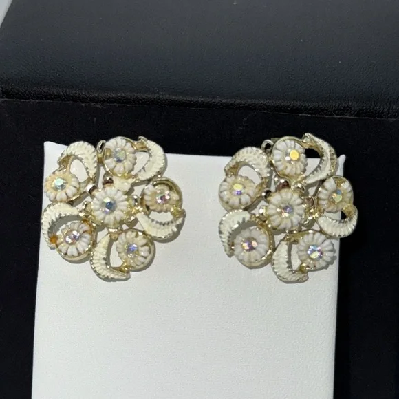 Vintage gold tone ivory swirl and iridescent aurora borealis clip earrings beach - Picture 3 of 10